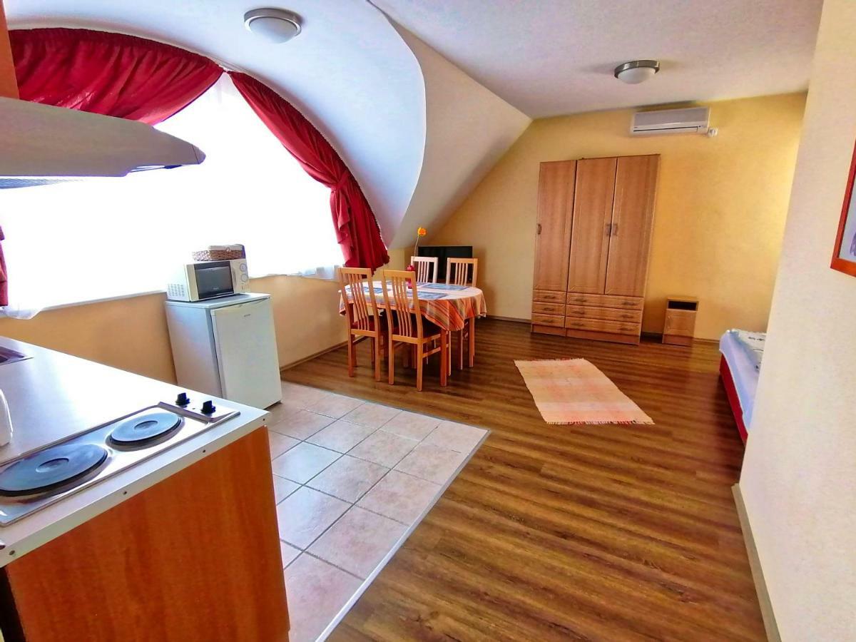 Villa Aida Apartman ハイデゥソボスロー エクステリア 写真
