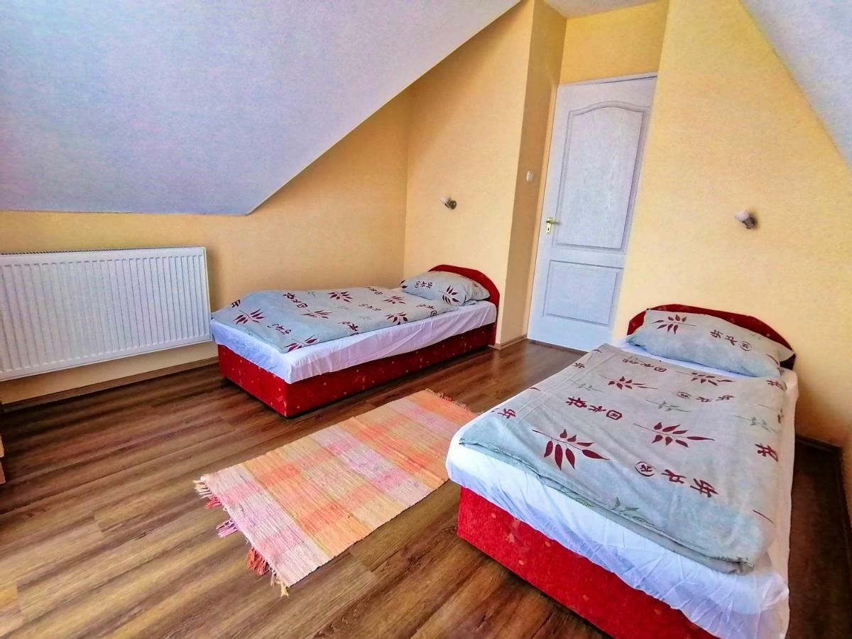 Villa Aida Apartman ハイデゥソボスロー エクステリア 写真