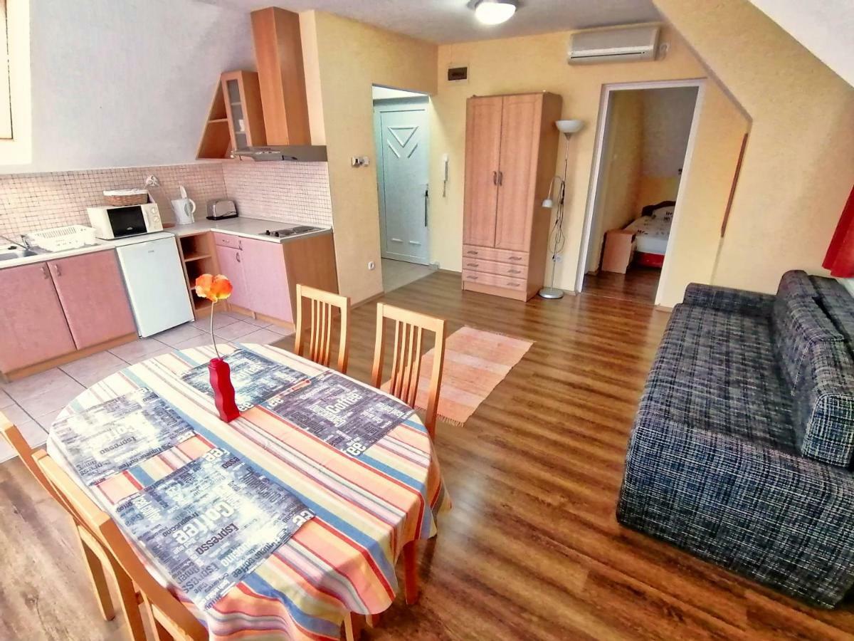 Villa Aida Apartman ハイデゥソボスロー エクステリア 写真