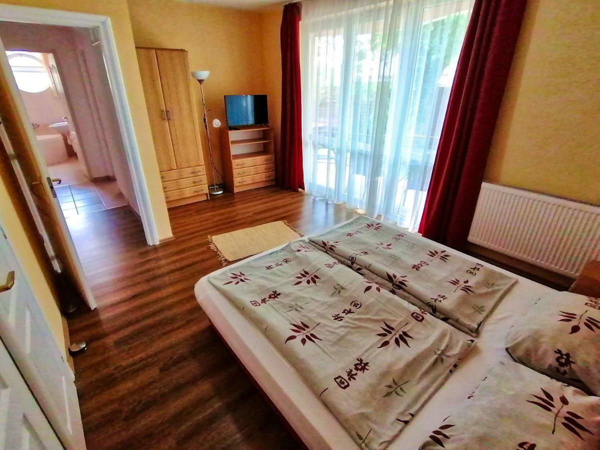 Villa Aida Apartman ハイデゥソボスロー エクステリア 写真