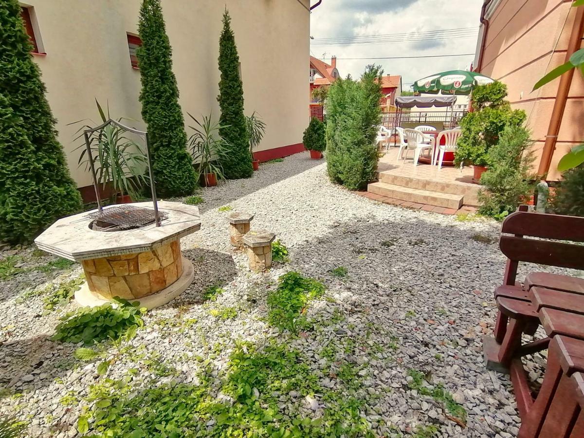 Villa Aida Apartman ハイデゥソボスロー エクステリア 写真