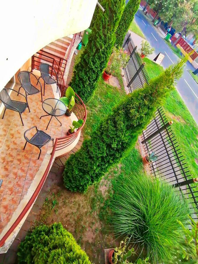 Villa Aida Apartman ハイデゥソボスロー エクステリア 写真